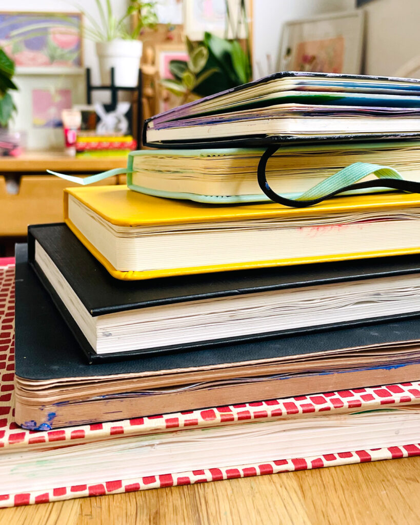 Pourquoi je travaille sur plusieurs carnets d’artiste (gouache & mix media) ? pile carnet artiste
